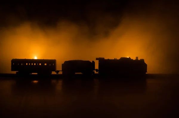 Antiga locomotiva a vapor à noite. Comboio nocturno a mover-se. fundo de fogo laranja. Cena mística de horror — Fotografia de Stock