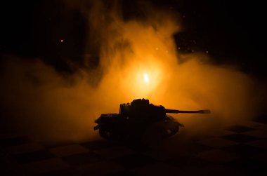 Çatışma bölgesi tankları. Kırsal savaşta. Tank siluet geceleri. Savaş sahnesi.
