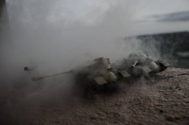 Sisin içinde çölde hareket tank. Savaş sahne dekorasyonu. Askerler