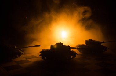 Çatışma bölgesi tankları. Kırsal savaşta. Tank siluet geceleri. Savaş sahnesi.