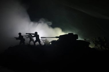Çatışma bölgesi tankları. Kırsal savaşta. Tank siluet geceleri. Savaş sahnesi.