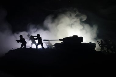 Çatışma bölgesi tankları. Kırsal savaşta. Tank siluet geceleri. Savaş sahnesi.