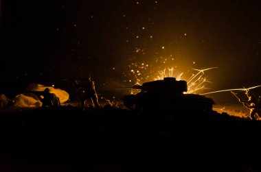 Çatışma bölgesi tankları. Kırsal savaşta. Tank siluet geceleri. Savaş sahnesi.