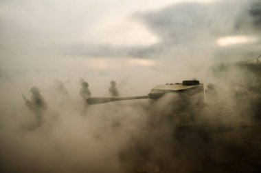 Sisin içinde çölde hareket tank. Savaş sahne dekorasyonu. Askerler