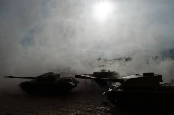 Tanques de batalha movendo-se no deserto em nevoeiro. Decoração de cena de guerra. Soldados. — Fotografia de Stock