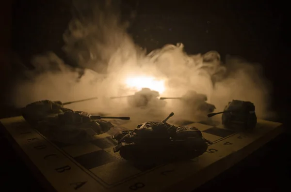 Tanks in het conflictgebied. De oorlog op het platteland. Tank silhouet 's nachts. Battle scène. — Stockfoto