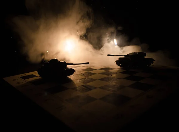 Tanques na zona de conflito. A guerra no campo. Silhueta de tanque à noite. Cena de batalha . — Fotografia de Stock