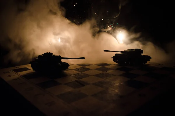 Tanques na zona de conflito. A guerra no campo. Silhueta de tanque à noite. Cena de batalha . — Fotografia de Stock