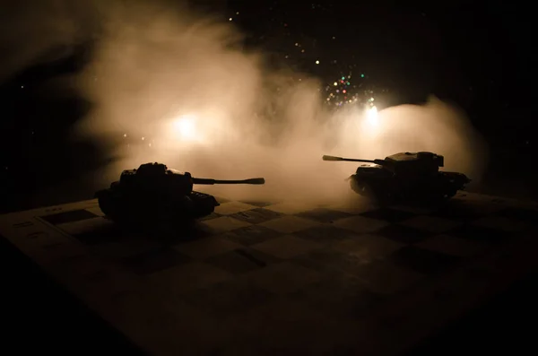 Tanky v zóně konfliktu. Válka na venkově. Silueta tanku v noci. Bojová scéna. — Stock fotografie