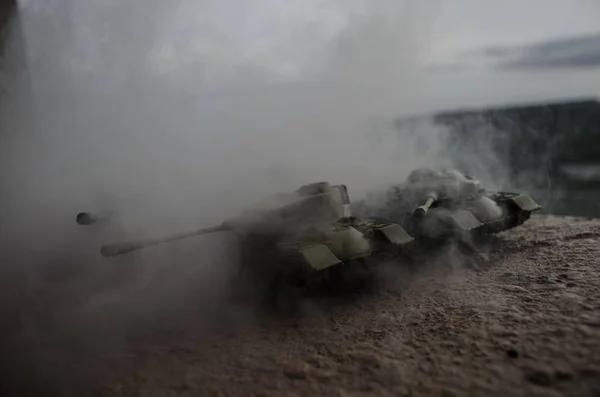 Tanques de batalha movendo-se no deserto em nevoeiro. Decoração de cena de guerra. Soldados. — Fotografia de Stock