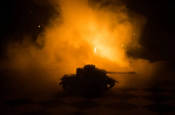 Tanques en la zona de conflicto. La guerra en el campo. Silueta de tanque por la noche. Escena de batalla . —  Fotos de Stock