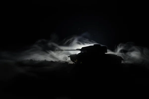 Tank di zona konflik. Perang di pedalaman. Siluet tank di malam hari. Adegan pertempuran . — Stok Foto
