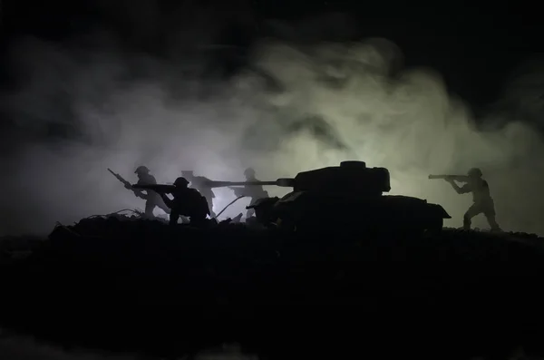 Czołgi w strefie konfliktu. Wojna na wsi. Sylwetka czołgu w nocy. Scenę bitwy. — Zdjęcie stockowe