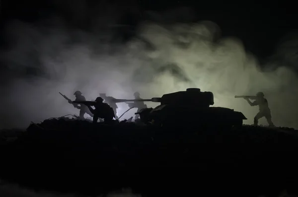 Tanques na zona de conflito. A guerra no campo. Silhueta de tanque à noite. Cena de batalha . — Fotografia de Stock