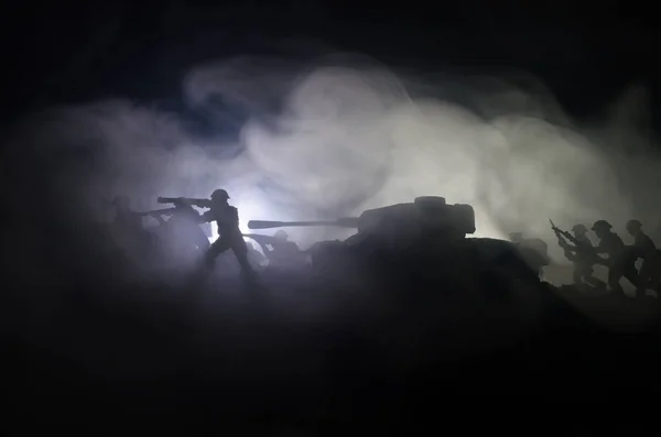 Tankok a konfliktus zónában. A háború a vidéken. Tartály silhouette éjjel. Csatát színtéren. — Stock Fotó