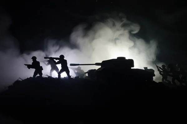 Tanques na zona de conflito. A guerra no campo. Silhueta de tanque à noite. Cena de batalha . — Fotografia de Stock