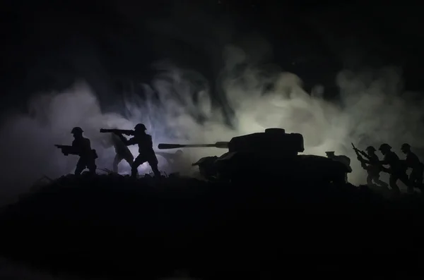 在冲突地区的坦克。在农村战争。在晚上的坦克剪影。战斗场景. — 图库照片