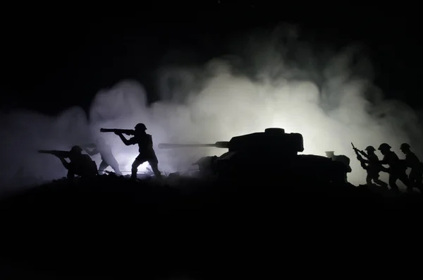 Tanques na zona de conflito. A guerra no campo. Silhueta de tanque à noite. Cena de batalha . — Fotografia de Stock