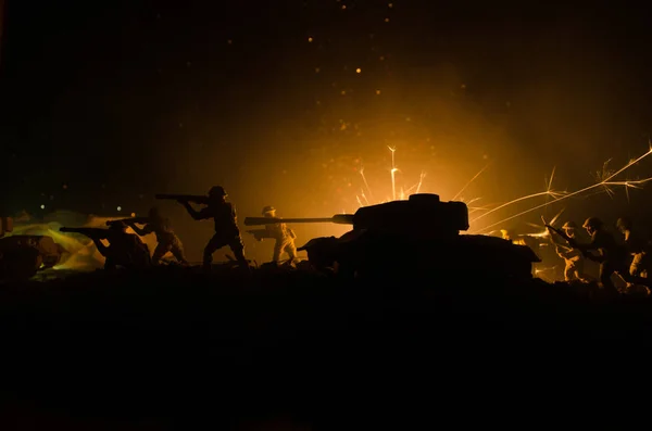 Réservoirs dans la zone de conflit. La guerre à la campagne. Silhouette de réservoir la nuit. Scène de bataille . — Photo
