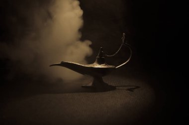 Aladdin Binbir Gece Masalları cin stil kandil yumuşak açık beyaz duman, koyu renkli antika. Dilek kavramı lamba. Tonda