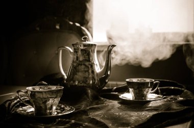 Gıda arka plan Tema çay ve kahve. Eski vintage seramik çay veya kahve ile ışık ve duman koyu arka plan üzerinde bardak sürahi ve şeker Kupası ile. Seramik çaydanlık ve bardak siluetleri.