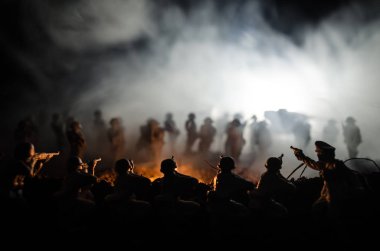 Savaş kavramı. Askeri siluetleri sahne üzerinde savaş sis sky mücadele arka plan, Dünya Savaşı askerler siluetleri bulutlu manzarası, gece aşağıda. Saldırı sahne. Zırhlı araçlar