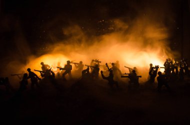 Savaş kavramı. Askeri siluetleri sahne üzerinde savaş sis sky mücadele arka plan, Dünya Savaşı askerler siluetleri bulutlu manzarası, gece aşağıda. Saldırı sahne. Zırhlı araçlar.