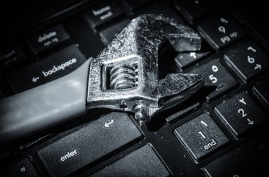 İngiliz anahtarı aracın üstüne koyu arka plan yakın kadar seçici odak üstünde a laptop