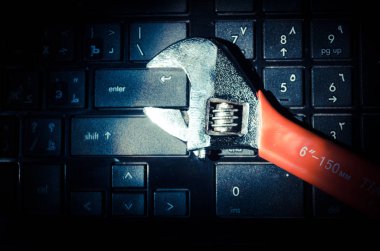 İngiliz anahtarı aracın üstüne koyu arka plan yakın kadar seçici odak üstünde a laptop