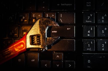 İngiliz anahtarı aracın üstüne koyu arka plan yakın kadar seçici odak üstünde a laptop