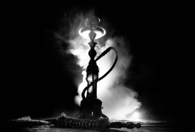Nargile kömürü nargile kupa siyah arka plan ile. Şık oryantal shisha