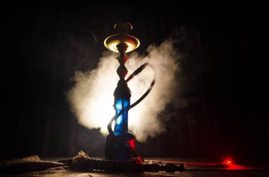Nargile kömürü nargile kupa siyah arka plan ile. Şık oryantal shisha