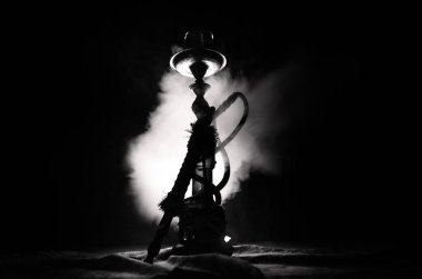 Nargile kömürü nargile kupa siyah arka plan ile. Şık oryantal shisha