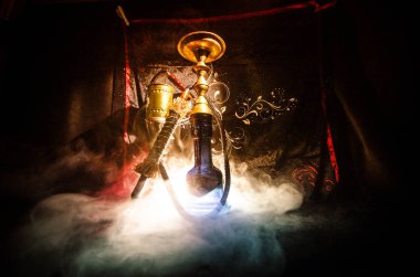 Nargile kömürü nargile kupa siyah arka plan ile. Şık oryantal shisha