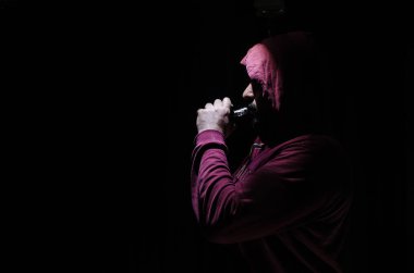 Bir mod tutarak Vaping adam. Buhar bulutu. Siyah arka plan. Vaping çok duman ile elektronik sigara.