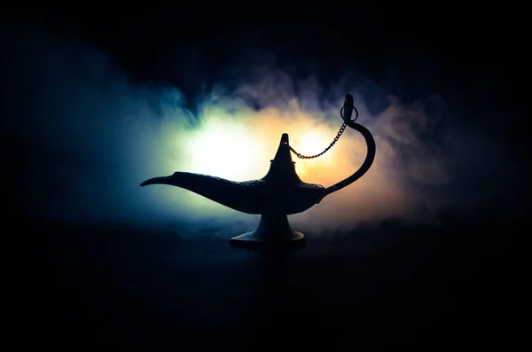 Античный Аладдин арабских ночей джина стиле лампа с мягким светлым белым дымом, темный фон. Концепция светильника желаний. Toned — стоковое фото