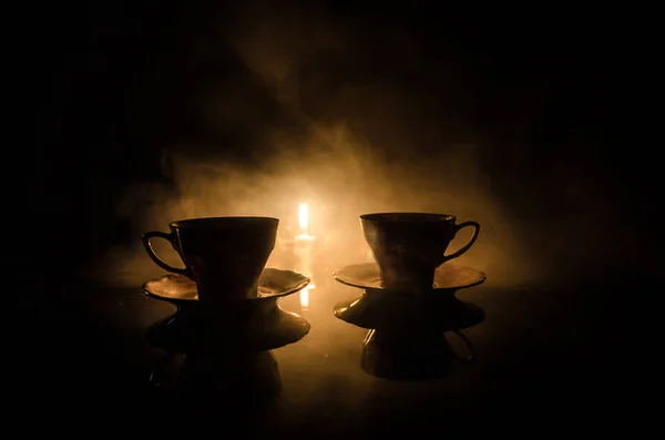 Gıda arka plan Tema çay ve kahve. Eski vintage seramik çay veya kahve ile ışık ve duman koyu arka plan üzerinde bardak sürahi ve şeker Kupası ile. Seramik çaydanlık ve bardak siluetleri. — Stok fotoğraf