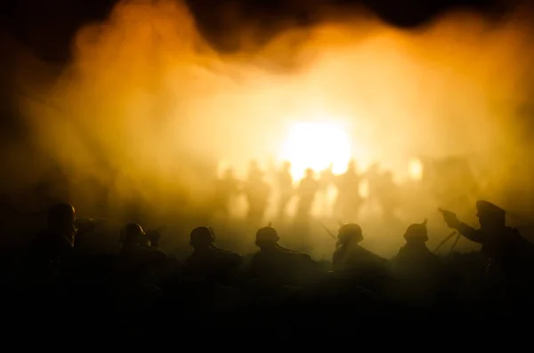 Concepto de guerra. Siluetas militares peleando escena en el fondo del cielo niebla de guerra, Soldados de la Guerra Mundial Siluetas debajo del horizonte nublado Por la noche. Escena de ataque. Vehículos blindados —  Fotos de Stock