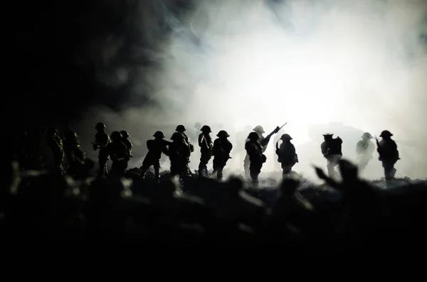 Kriegskonzept. militärische Silhouetten Kampfszene auf Kriegsnebel Himmel Hintergrund, Weltkrieg Soldaten Silhouetten unter bewölkten Skyline in der Nacht. Angriffsszene. gepanzerte Fahrzeuge — Stockfoto