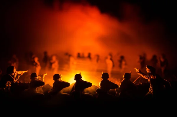 Έννοια του πολέμου. Στρατιωτική σιλουέτες καταπολέμηση σκηνή ουρανός ομίχλη του πολέμου στο παρασκήνιο, παγκόσμιο πόλεμο στρατιώτες σιλουέτες παρακάτω νεφελώδη ορίζοντα, τη νύχτα. Σκηνή επίθεση. Θωρακισμένα οχήματα — Φωτογραφία Αρχείου