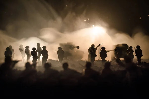 Concept van de oorlog. Militaire silhouetten vechten scène op oorlog mist hemel achtergrond, silhouetten van de Wereldoorlog soldaten onder bewolkte Skyline in de nacht. Aanval scène. Gepantserde voertuigen — Stockfoto