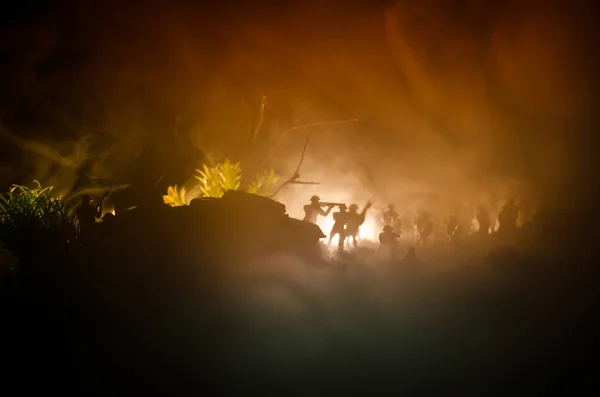 Háború fogalmát. Katonai sziluettek harci jelenet, a háború köd ég háttér, világháború katonák sziluettek felhős Skyline éjszaka alatt. Támadás jelenet. Páncélozott járművek. — Stock Fotó