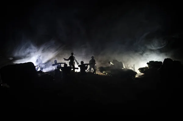 Kriegskonzept. militärische Silhouetten Kampfszene auf Kriegsnebel Himmel Hintergrund, Weltkrieg Soldaten Silhouetten unter bewölkten Skyline in der Nacht. Angriffsszene. gepanzerte Fahrzeuge. — Stockfoto