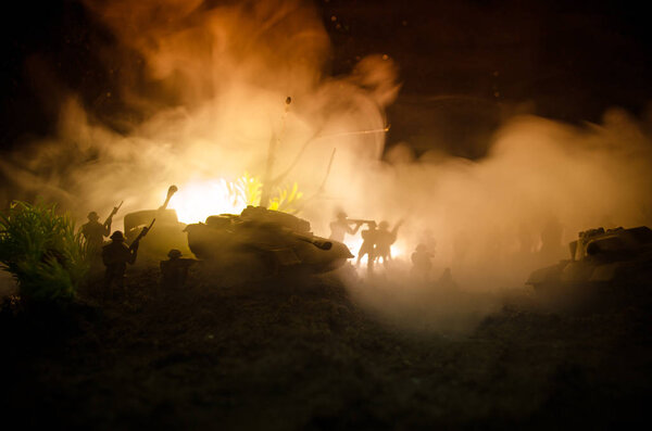 Концепция войны. Военные силуэты боевой сцены на фоне тумана на фоне неба войны, силуэты солдат мировой войны под облачным горизонтом ночью. Сцена нападения. Бронетехника
.