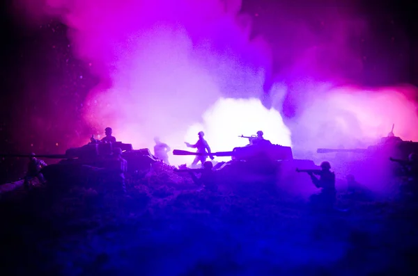 Concept de guerre. Silhouettes militaires scène de combat sur fond de brouillard de guerre ciel, Soldats de la guerre mondiale Silhouettes ci-dessous ciel nuageux La nuit. Scène d'attaque. Véhicules blindés . — Photo