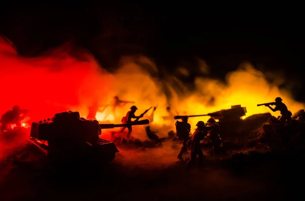 Kriegskonzept. militärische Silhouetten Kampfszene auf Kriegsnebel Himmel Hintergrund, Weltkrieg Soldaten Silhouetten unter bewölkten Skyline in der Nacht. Angriffsszene. gepanzerte Fahrzeuge. — Stockfoto