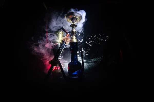 Charbons chauds narguilé sur bol de shisha avec fond noir. Chicha orientale élégante — Photo