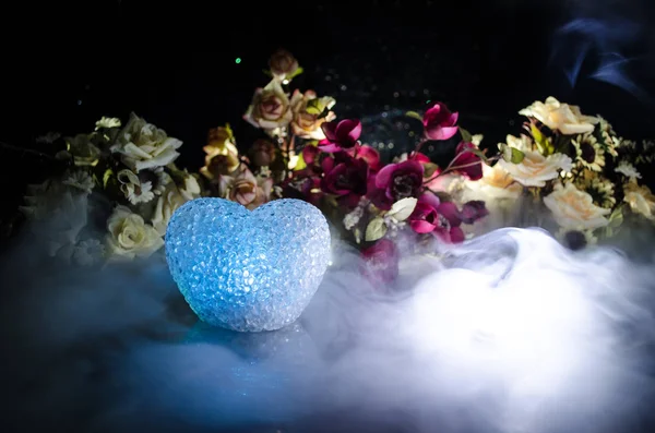 Tarjeta de boda, anillos de boda. Ramo de bodas, fondo. Rama de flores con delicadas flores blancas en la superficie de madera. Declaración de amor, primavera. Fondo oscuro con humo y corazón . — Foto de Stock