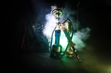 Nargile kömürü nargile kupa siyah arka plan ile. Şık oryantal shisha