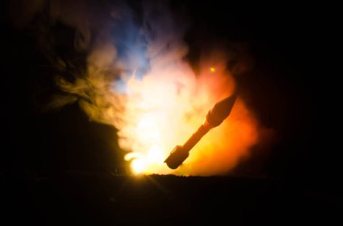Roket fırlatma yangın bulutlu. Nükleer füzeler ile savaş başlığı amaçlayan gece kasvetli gökyüzüne. Yeleklerinde roketler savaş amaç. Dünya Savaşı'ndan uyarı